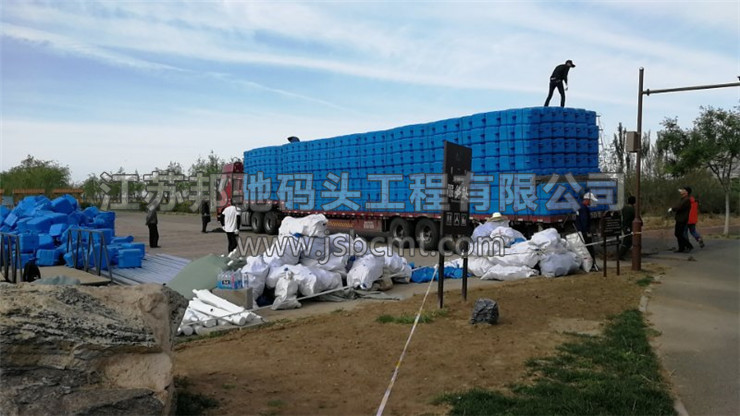 邦馳遠赴內(nèi)蒙古的工作人員和當?shù)噩F(xiàn)場人員正在進行浮筒卸貨1