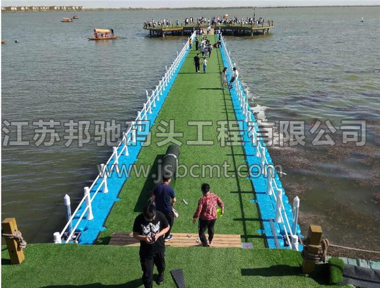 浮橋鋪設人造草坪現(xiàn)場圖