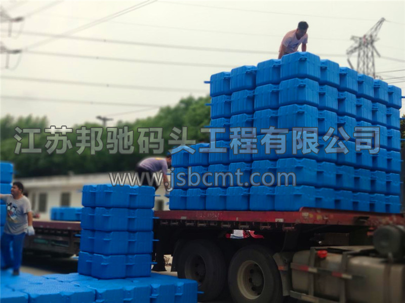 發往江西南昌的浮筒正在裝車2