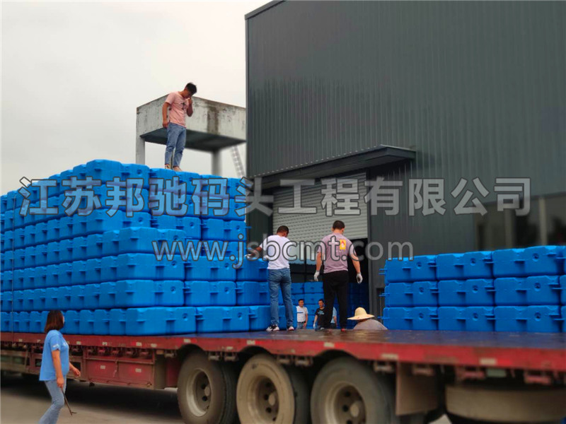 發往江西南昌的浮筒正在裝車4