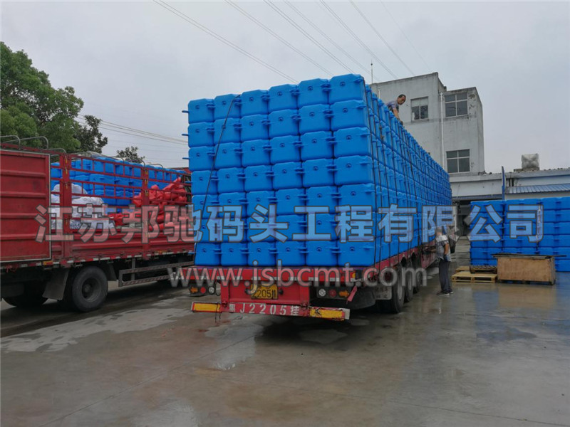 防撞筒連接配件等進(jìn)行裝車2