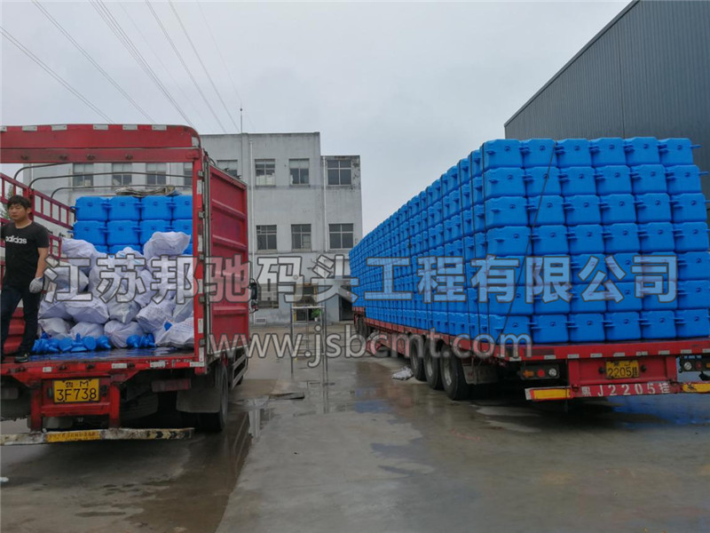 防撞筒連接配件等進(jìn)行裝車