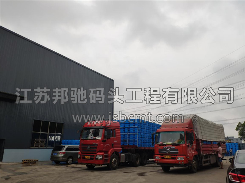 兩車浮筒以及相關(guān)配件已裝車完畢準(zhǔn)備出廠