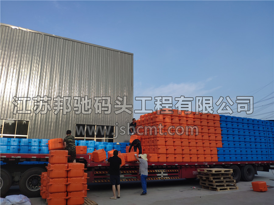 陜西延安浮筒發(fā)貨-江蘇邦馳碼頭工程有限公司2