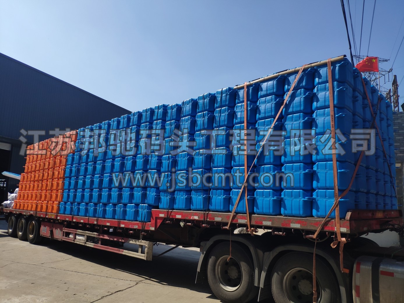 邦馳物流部工作人員正在進行水上樂園專用塑料浮筒和配件裝車工作1
