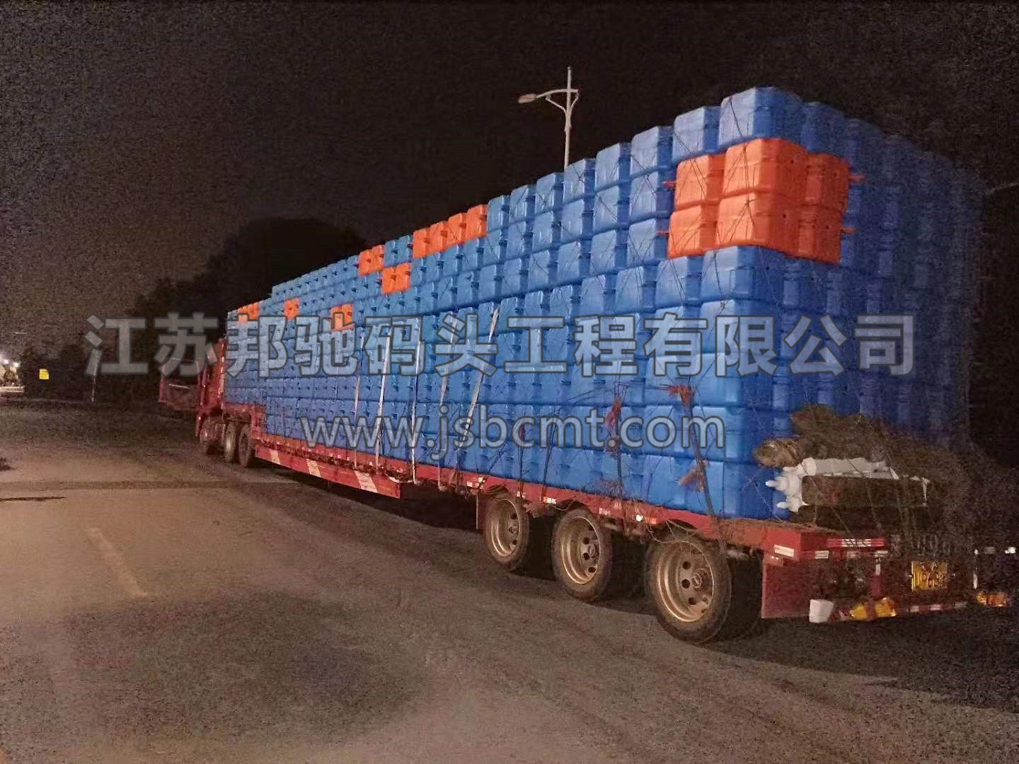 夜幕降臨，華燈初上，又一輛水上樂園專用塑料浮筒裝滿車準備啟程