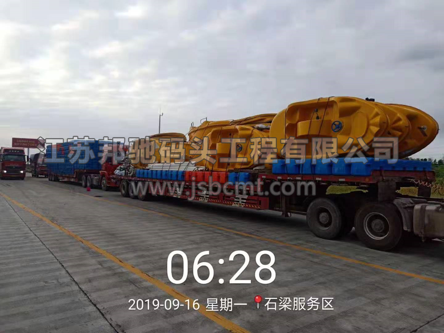 邦馳委派安裝人員隨裝滿水上樂園專用塑料浮筒的車輛一起出征河南安陽市2
