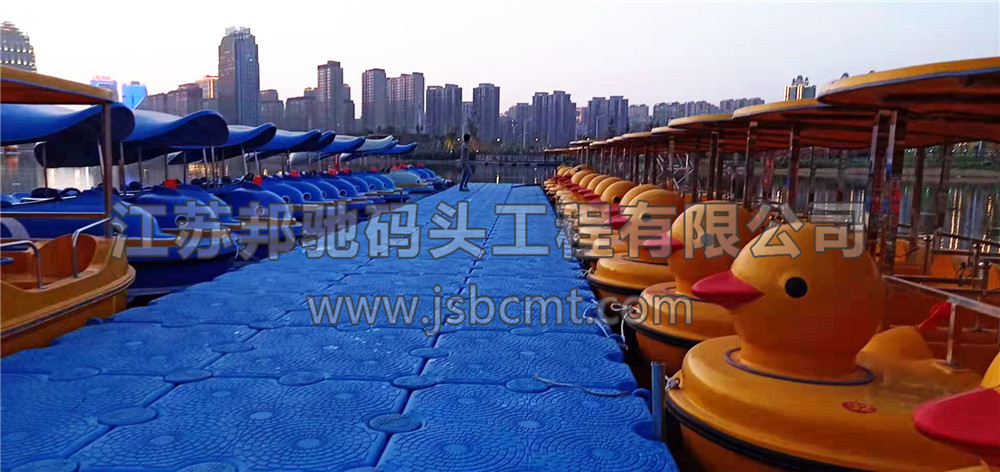 邦馳水上樂園專用塑料浮筒組裝團隊經(jīng)過5日的精心安裝，迎賓公園水上娛樂城已躍然湖面2