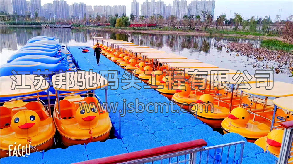 邦馳水上樂園專用塑料浮筒組裝團隊經(jīng)過5日的精心安裝，迎賓公園水上娛樂城已躍然湖面1