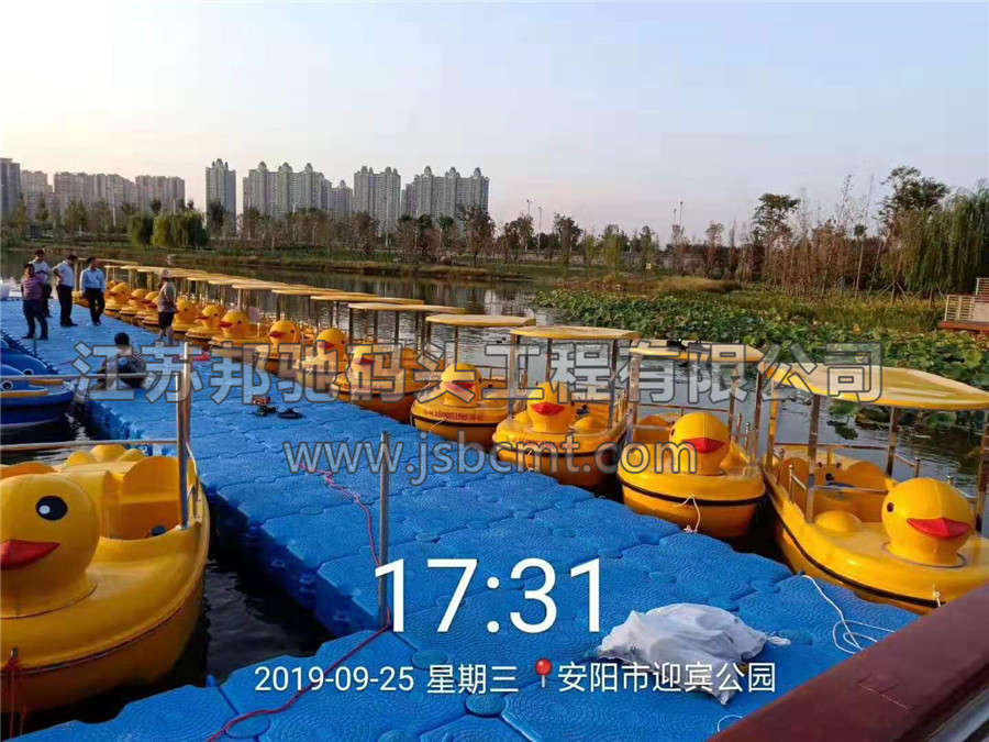 邦馳碼頭制造水上樂園專用塑料浮筒