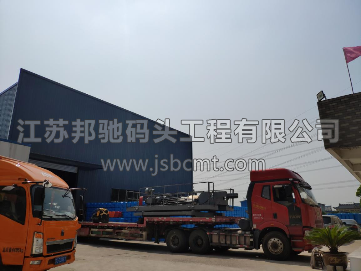 圖為吹塑機安全運往邦馳工廠1