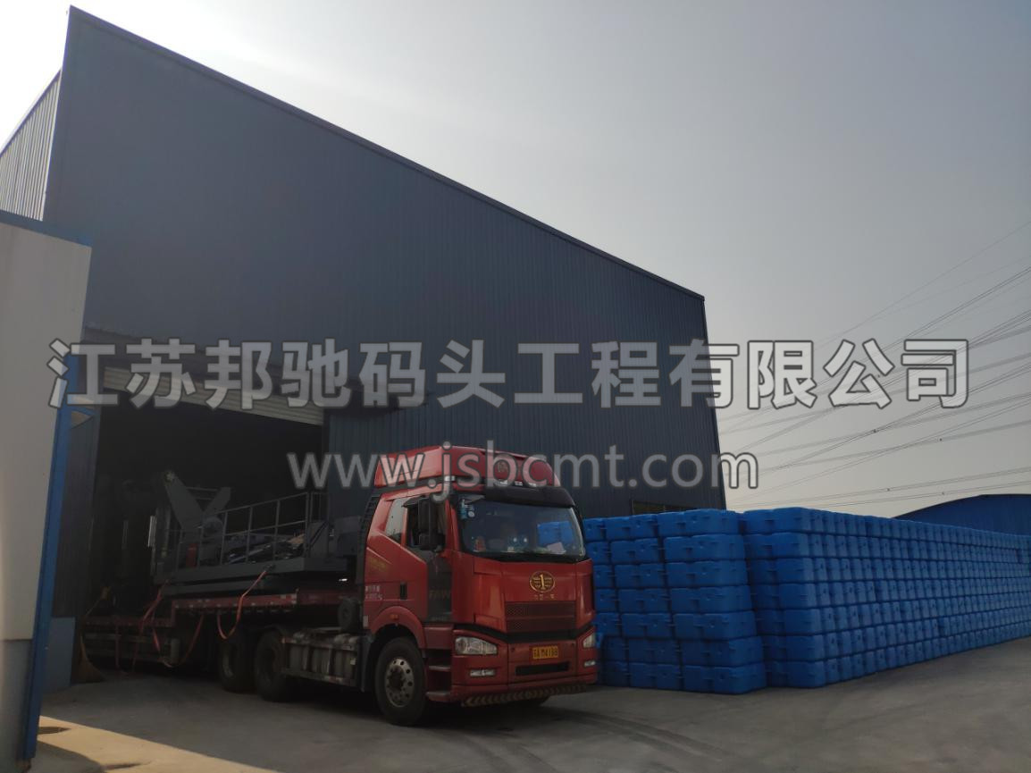 圖為吹塑機安全運往邦馳工廠2