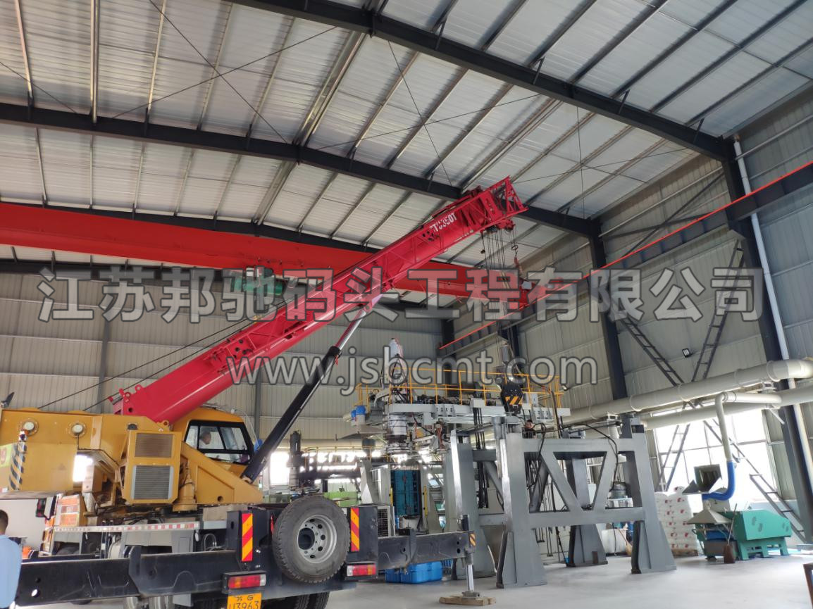 工作人員合作無間，正在進行吹塑機卸車工作2