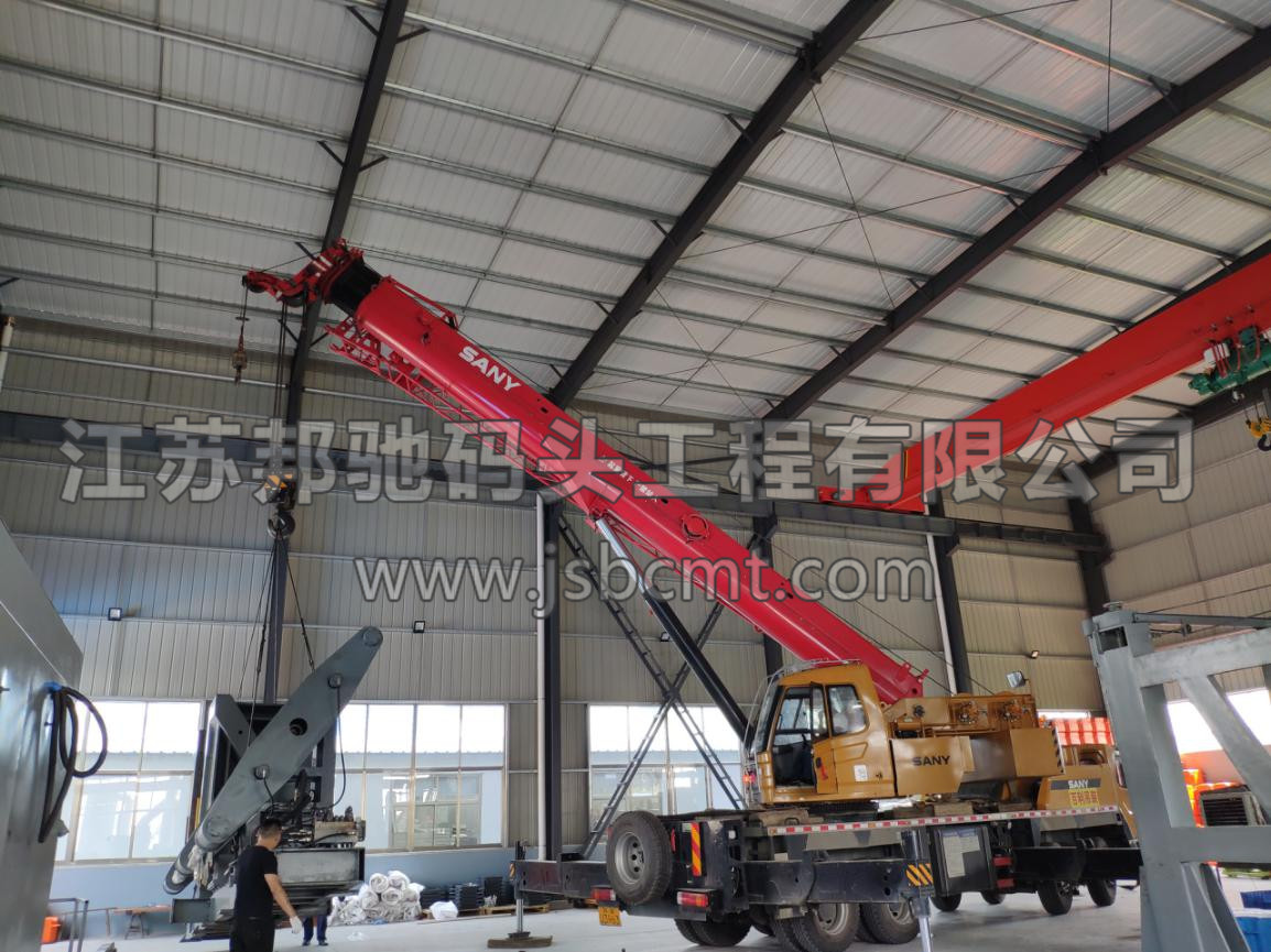 工作人員合作無間，正在進行吹塑機卸車工作3