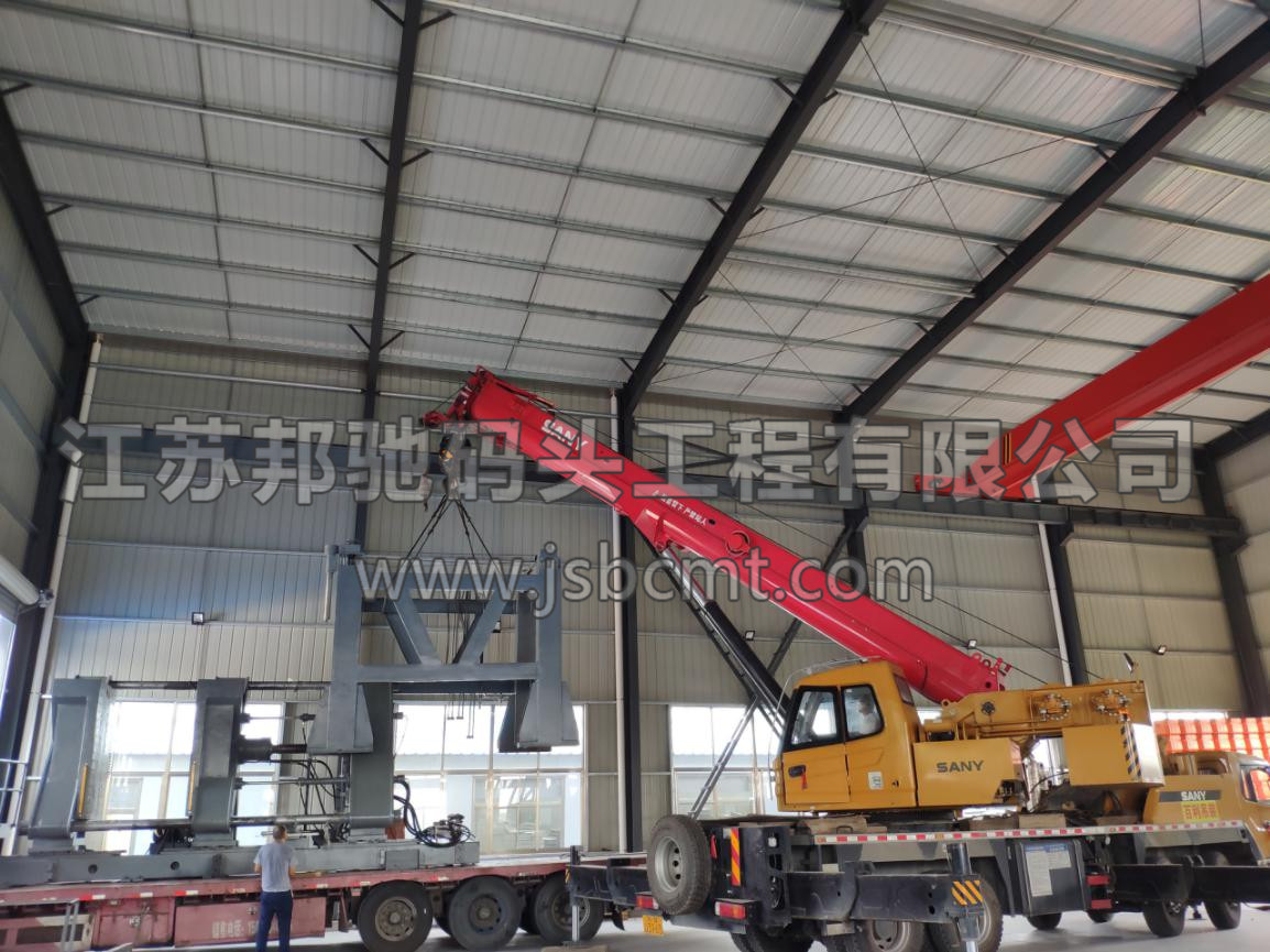 工作人員合作無間，正在進行吹塑機卸車工作1