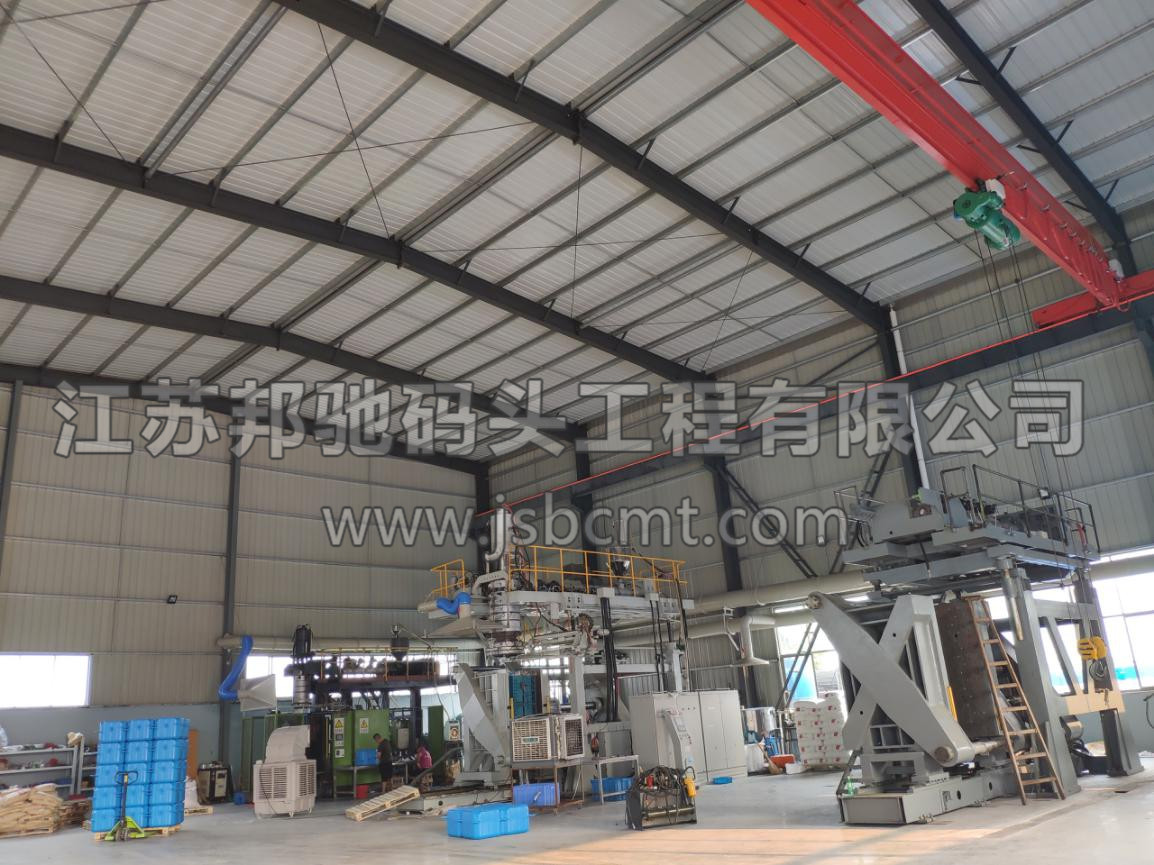 工作人員合作無間，正在進行吹塑機卸車工作6