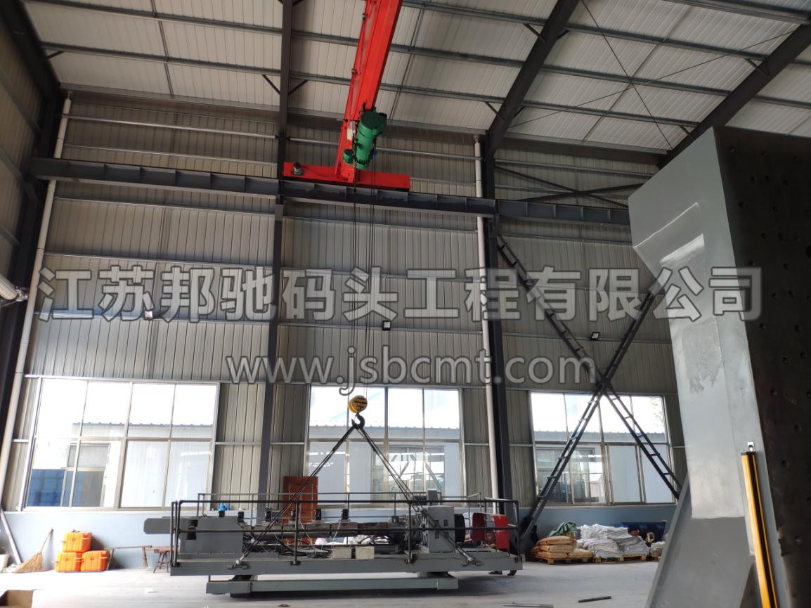 工作人員合作無間，正在進行吹塑機卸車工作5