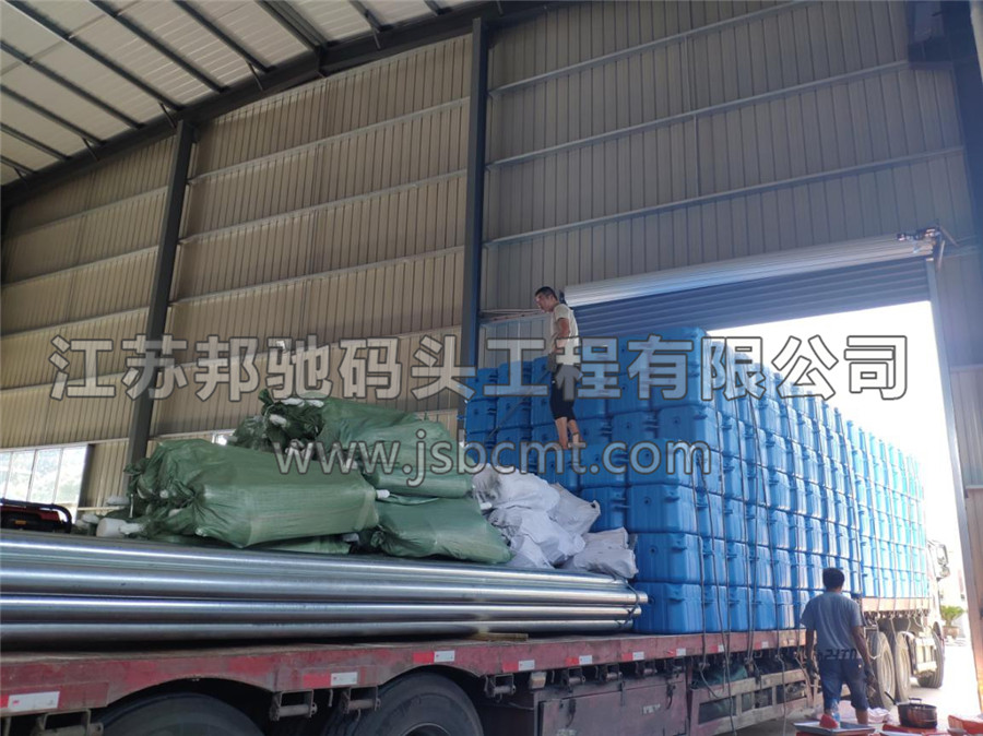 本次采購水上木屋浮筒所需配件：護欄和鋼管樁等已經包裝完畢，正在進行裝車。2