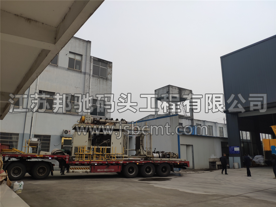 吹塑機已安全運送至邦馳工廠1
