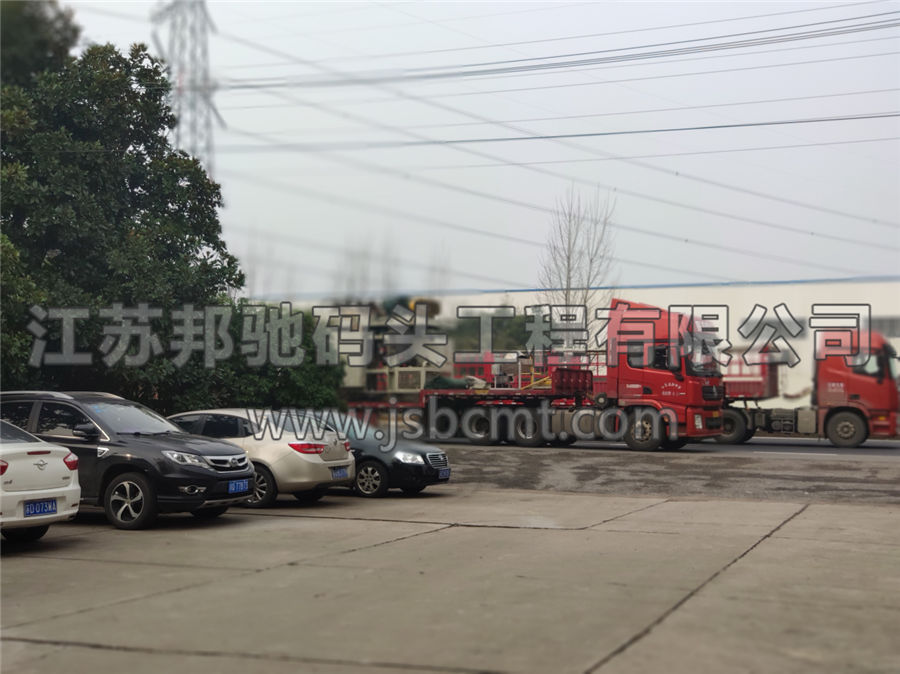 吹塑機已安全運送至邦馳工廠2